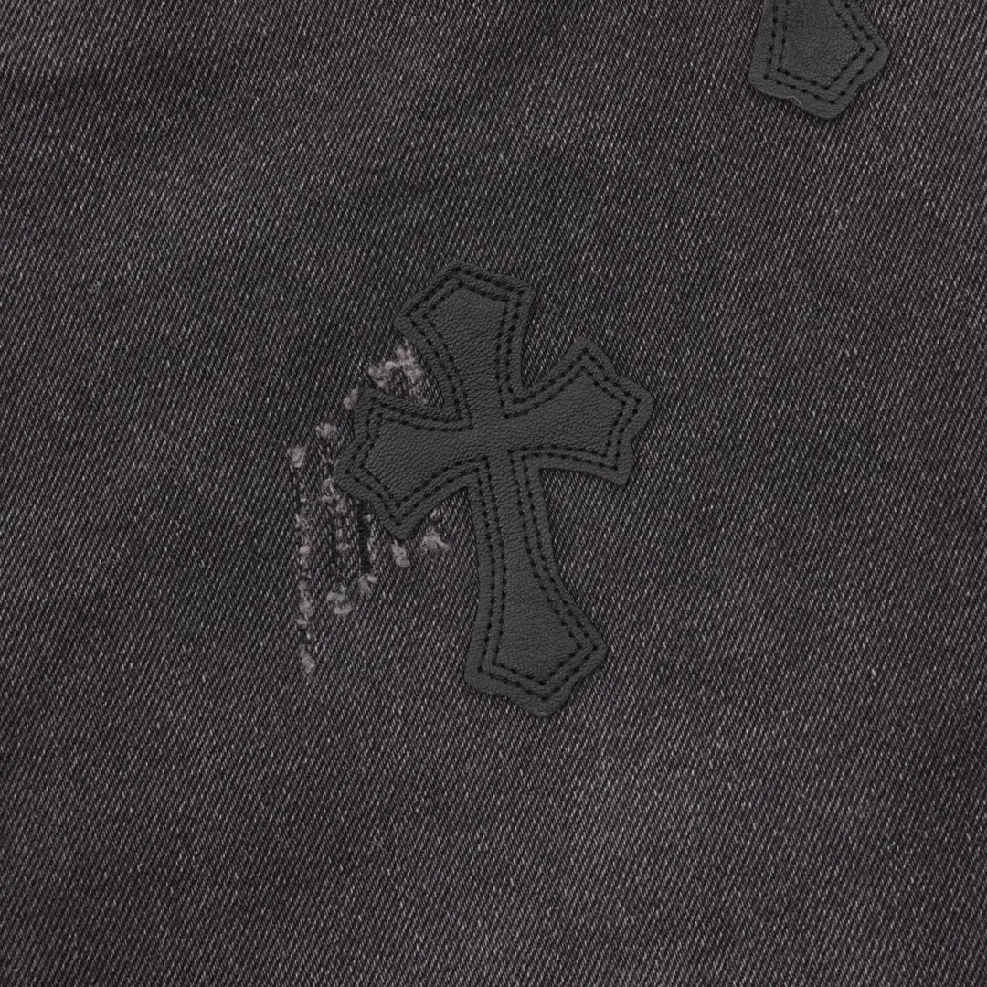 P210 Top version (black pants, black leather) Top version Chrome Hearts jeans with leather and black denim. As we all know, chromehearts jeans use vintage Levis jeans as the base plate for creation. They usually add their own unique silver buckles and silver ornaments, plus leather embellishments. This is what doubles the value of these vintage jeans, because the base plate is Vintage jeans, the jeans themselves have been very soft and comfortable after years of baptism, which can be distinguished from ordinary jeans. Regarding the size, you should also refer to the pants data. Style number: 1251# Color: black pants and black leather Size: 28 30 32 34 28 Waist 86 Hips 100 Pants length 102 30 Waist 90 Hips 104 Pants length 104 32 Waist 94 Hips 108, pants length 106 34, waist 98, hips 112, pants length 110